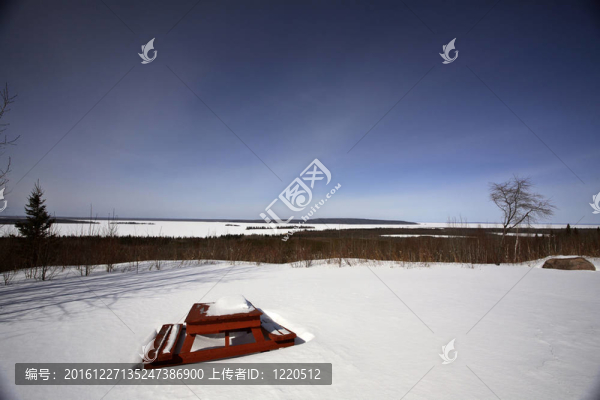 白雪覆蓋的野餐桌俯瞰Dore,Lake