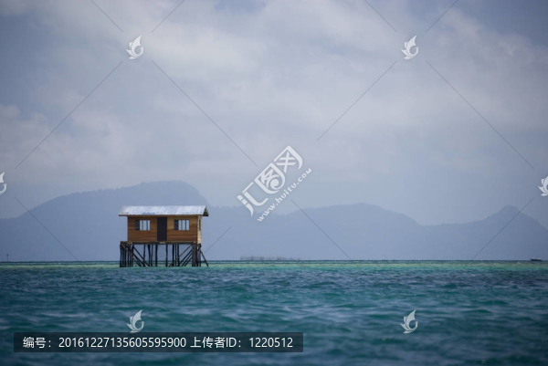 但在大海中的高蹺