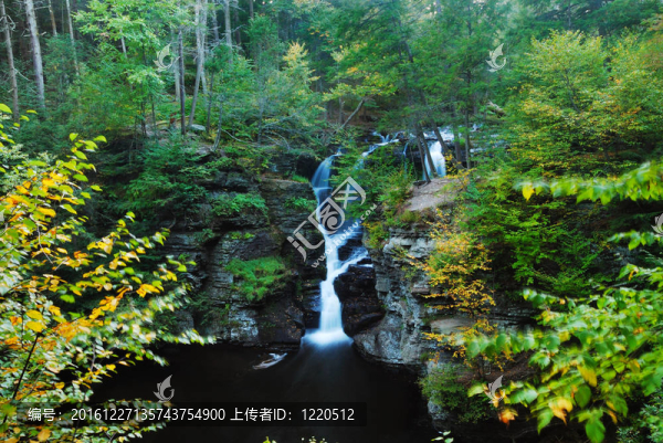 瀑布在山