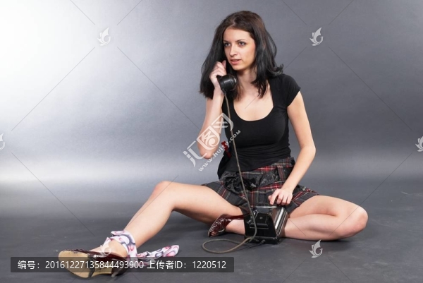 女孩與有線電話