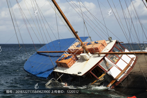 沉沒的帆船