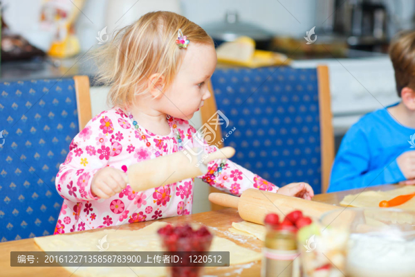 在廚房幫助幼兒