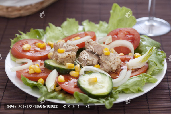 美味金槍魚沙拉生菜番茄黃瓜洋蔥