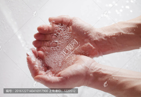 手與水。