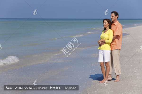 幸福；男女情侶在空曠的海灘上擁抱