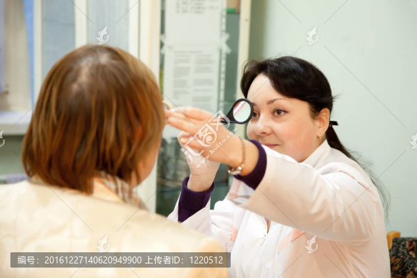 眼科醫(yī)生和患者的視力測試