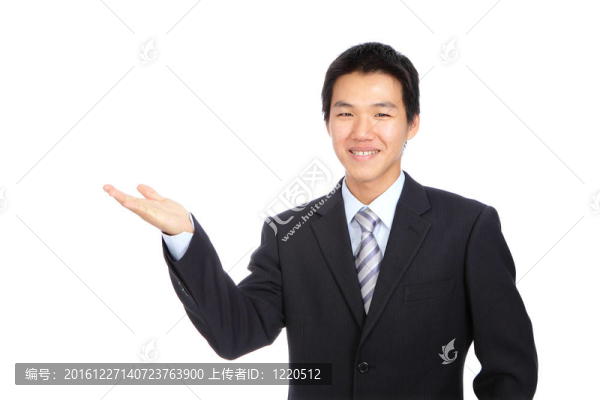 年輕商人微笑著展示手勢