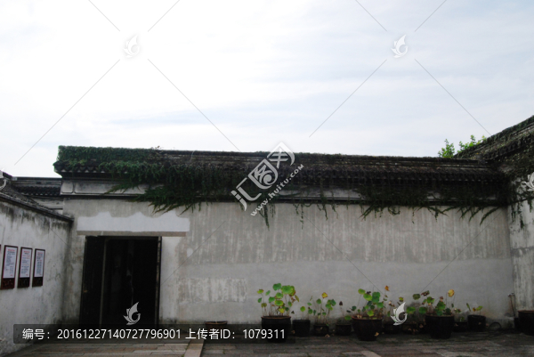 白墻黑瓦,藍天
