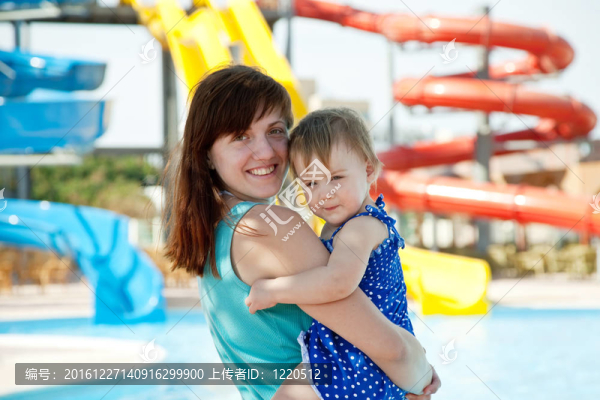 與孩子母親在水族公園