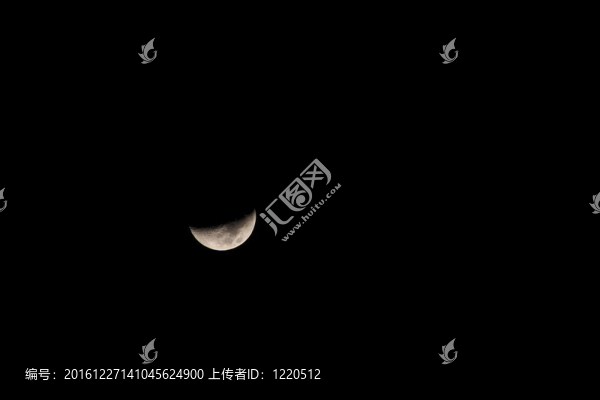 黑色天空中的Moon