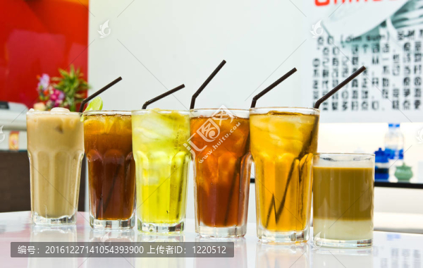 在玻璃杯里喝水