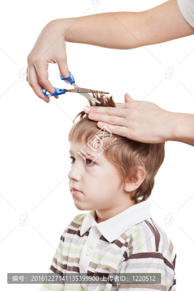 孩子的頭發(fā)剪