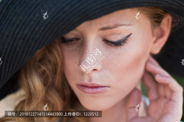 戴帽子的雀斑女孩
