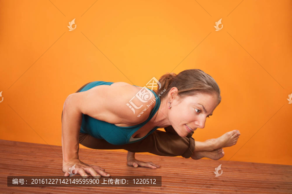 瑜伽姿勢(shì)的女人