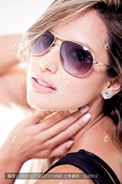 性感女人帶墨鏡