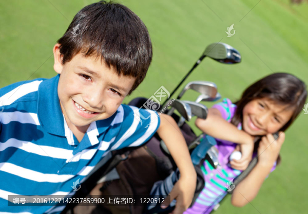 孩子們玩高爾夫