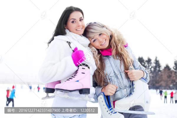 兩個女孩滑冰