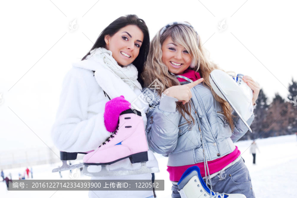 兩個(gè)女孩滑冰