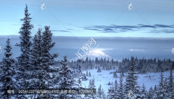 云中發(fā)光的火山