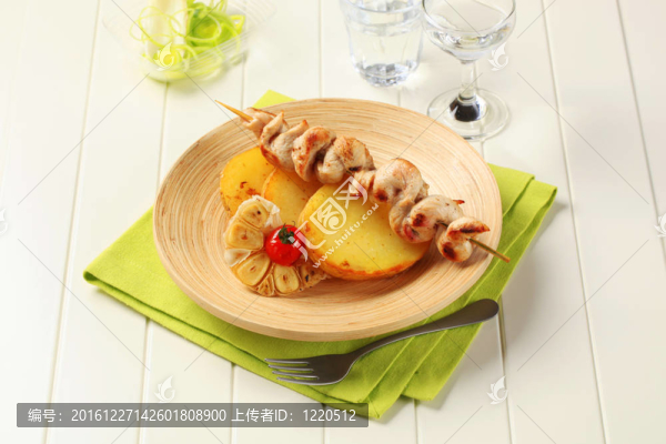 雞肉串和烤土豆