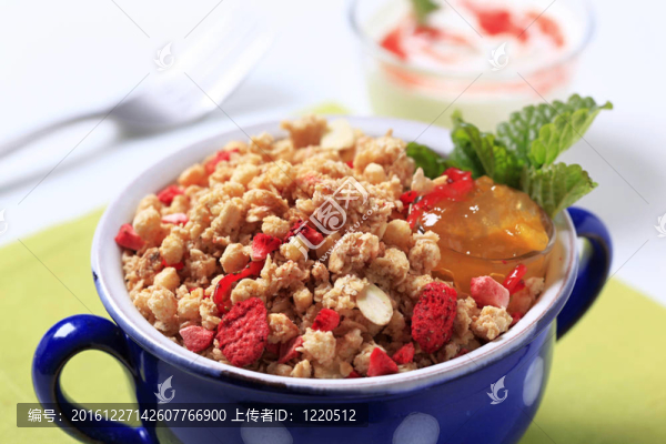 草莓麥片粥