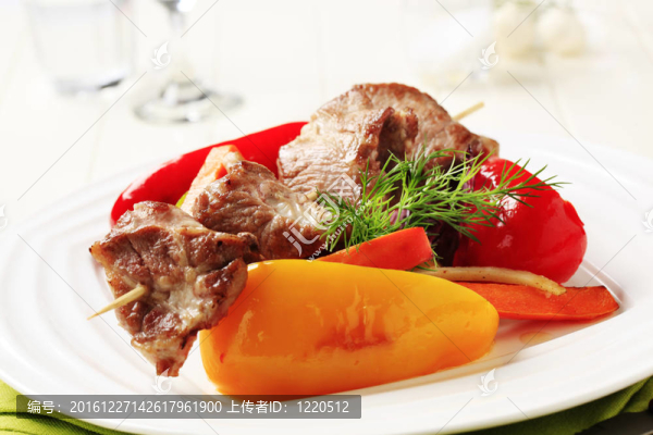 烤肉串和烤蔬菜