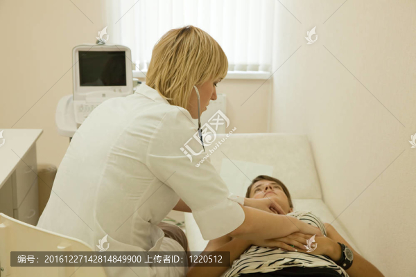 躺在沙發(fā)上的女性患者