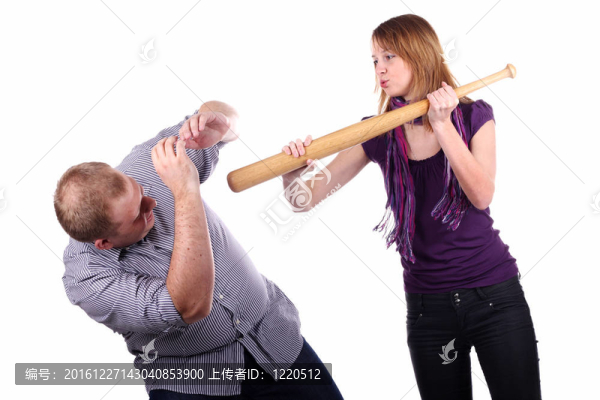 年輕人和女孩開玩笑