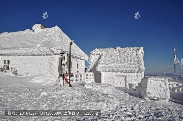 冰雪覆蓋的氣象站