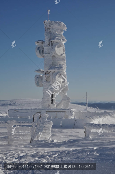 冰雪覆蓋的氣象站