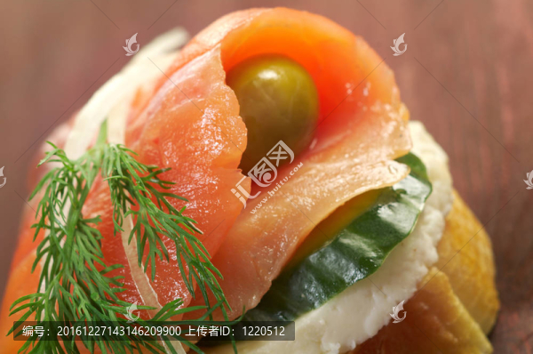 與腌熏三文魚點心