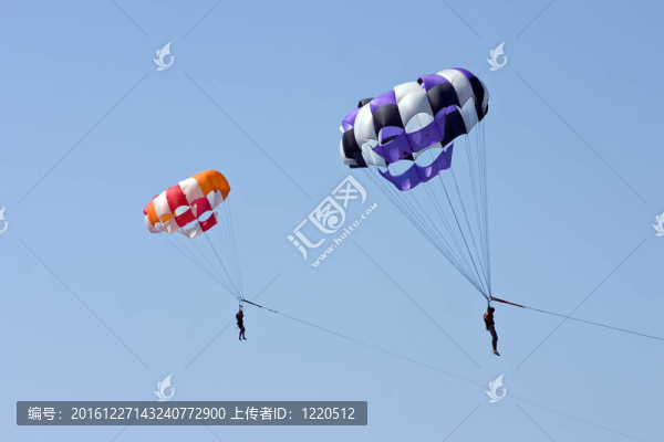 藍(lán)天上翱翔的人降落傘
