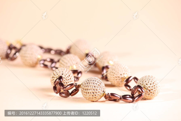 粉紅底色的棕色珠子