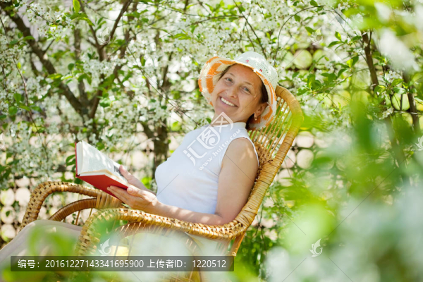 成熟女人在花園里放松