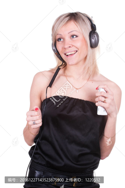 一個(gè)女孩在聽音樂(lè)的形象