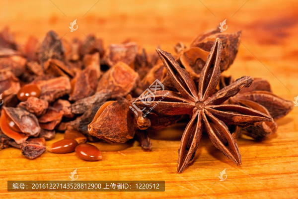 八角茴香躺在木板上