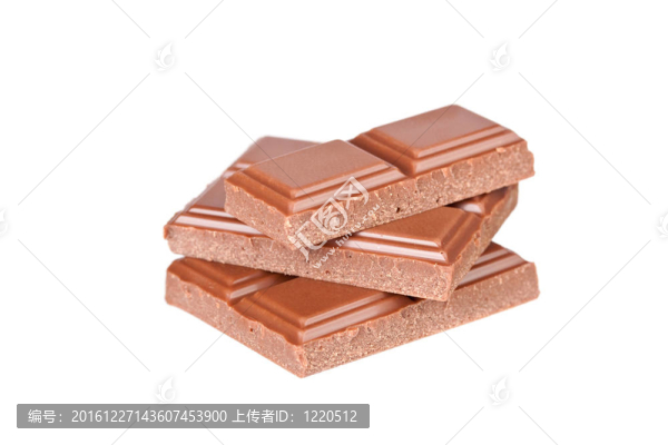 白色背景上的巧克力碎片