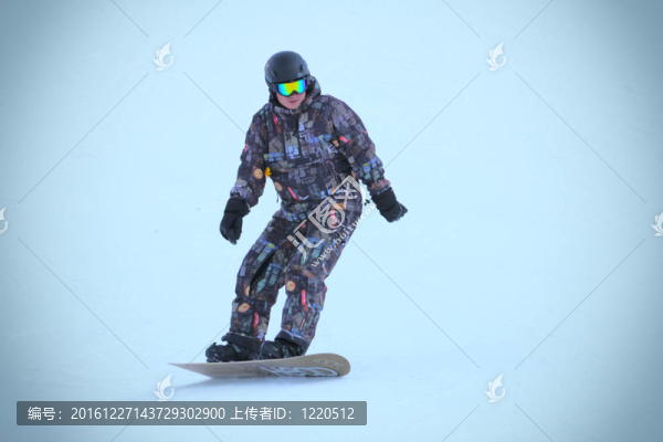 男子在山上滑雪