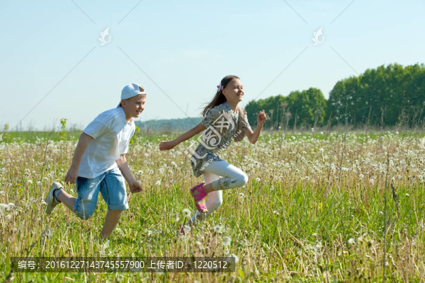 男孩和女孩在草地上奔跑