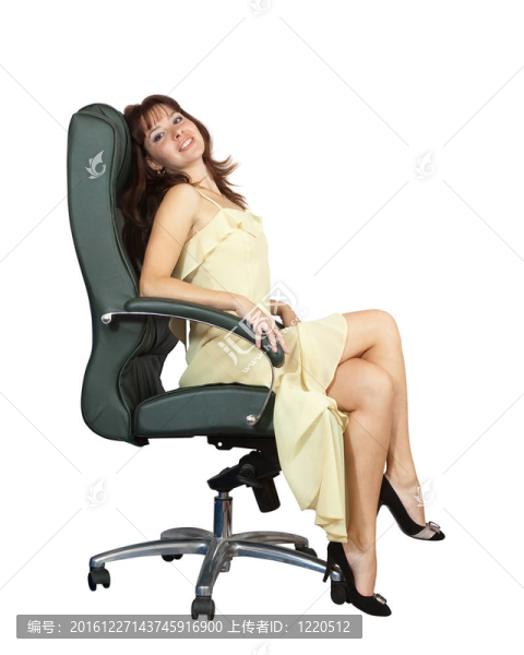 坐在豪華辦公椅上的女人