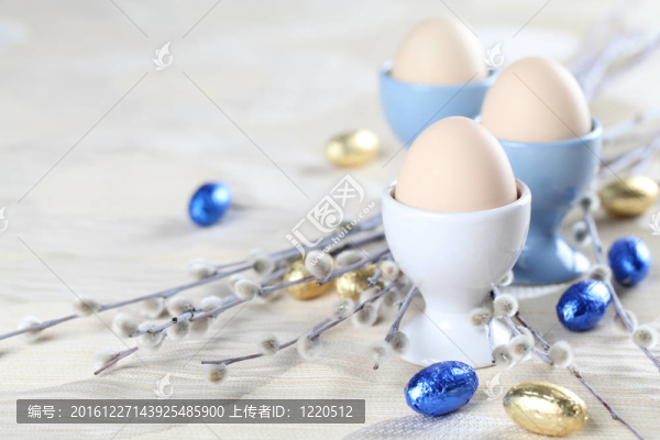 在白色和藍色eggcups雞蛋