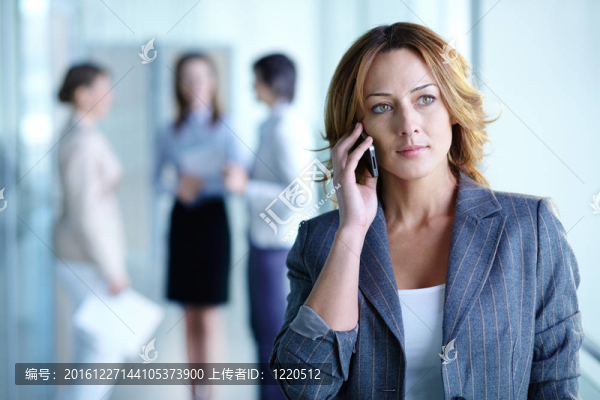 女人打電話