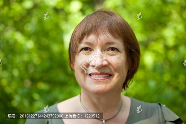 微笑的成熟女人