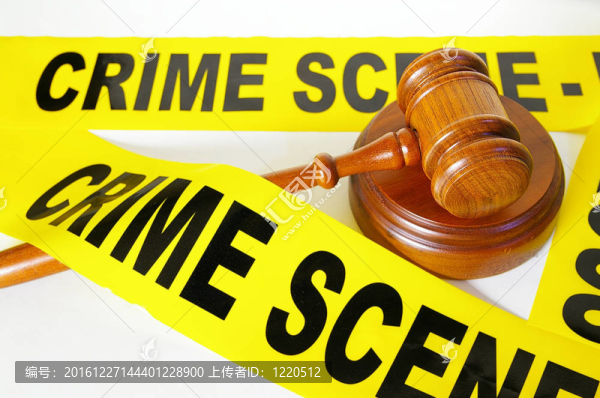 法官的法槌和黃色警戒線(xiàn)