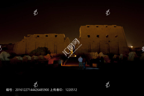 卡納克寺在夜間在盧克索