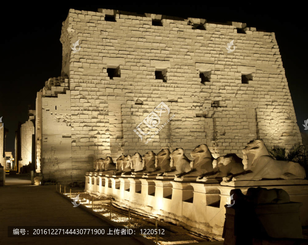 卡納克寺在夜間在盧克索
