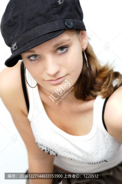 戴黑帽子的少女