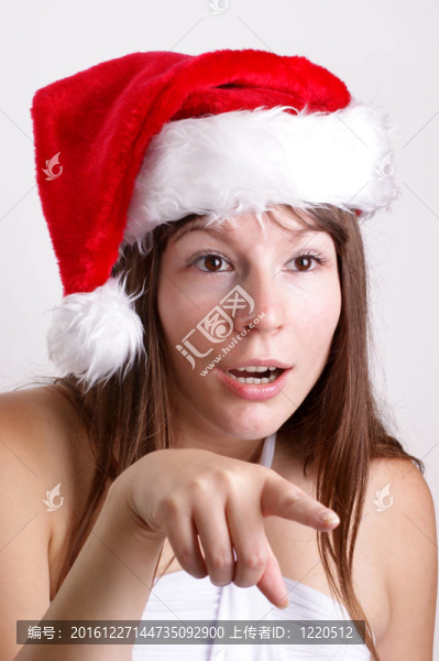 一個年輕女子拿著圣誕帽