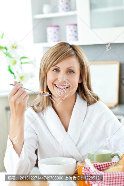 迷人的女人在早餐