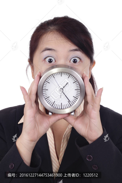 震驚的女人拿著桌上的鐘